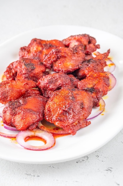 Porción de pollo tikka picante plato de pollo deshuesado indio