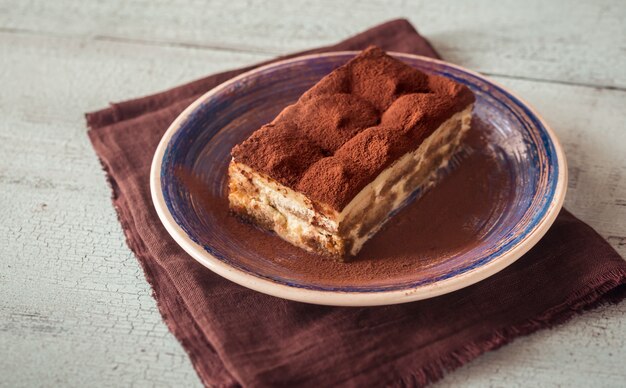 Porción de postre tiramisú