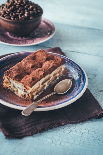 Porción de postre tiramisú