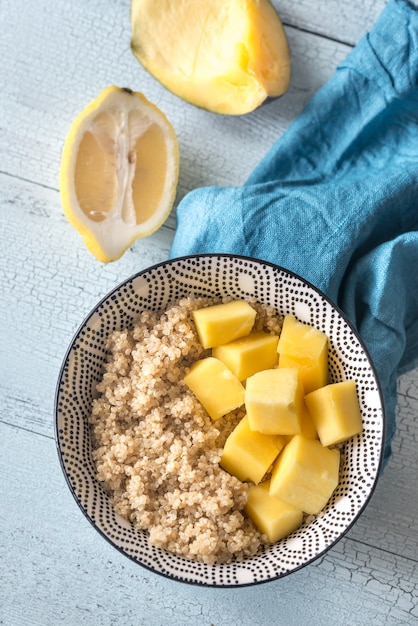 Porción de quinua cocida con rodajas de mango