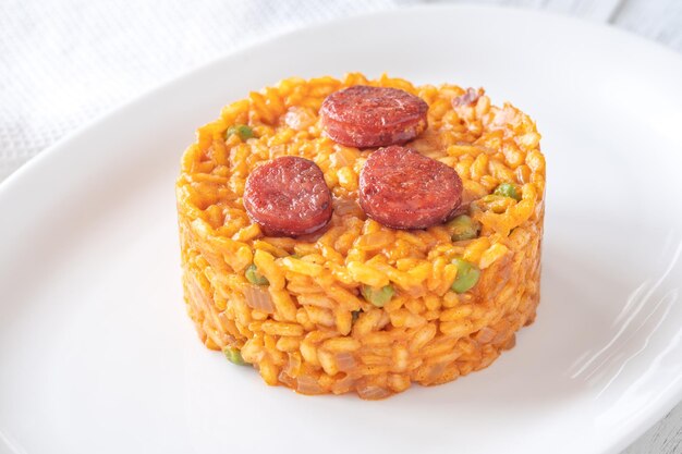 Foto porción de risotto de chorizo