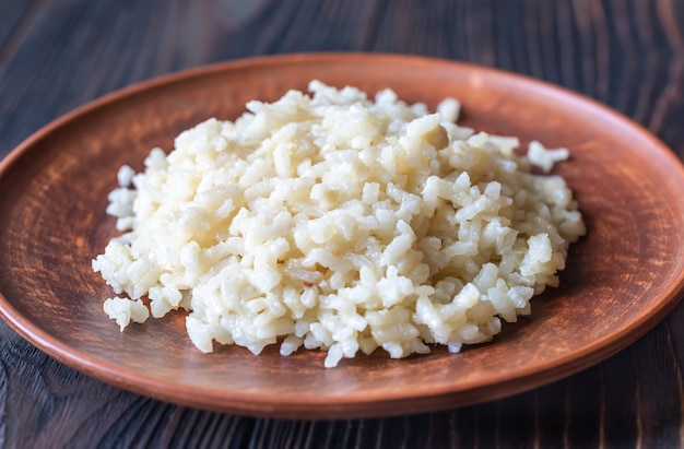 Porción de risotto en mesa de madera