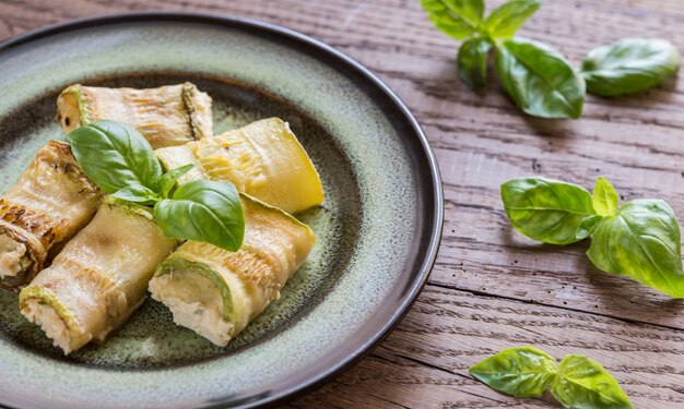 Porción de rollos de calabacín al horno rellenos de queso