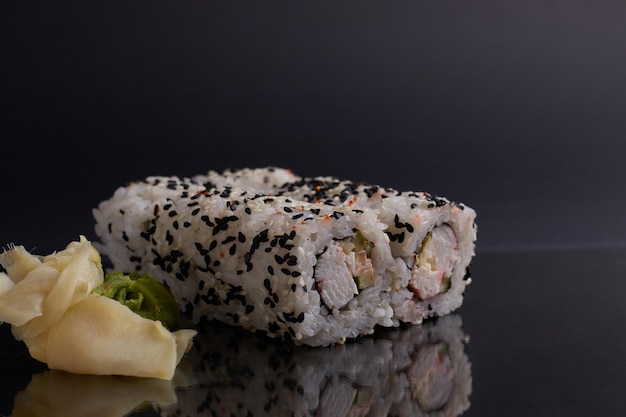 Una porción de rollos en un puesto, comida japonesa, sushi en la mesa, palillos chinos, fondo claro