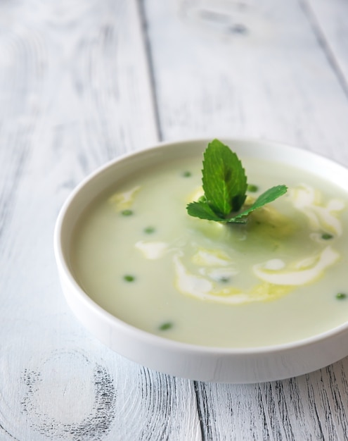 Foto porción de sopa de crema de guisantes