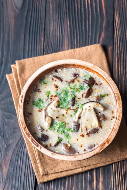 Porción de sopa cremosa de champiñones