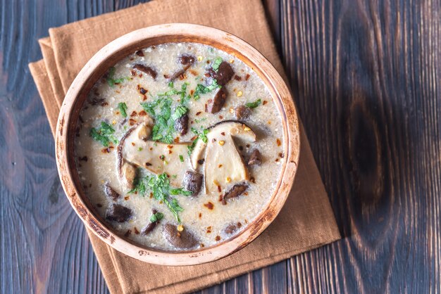 Porción de sopa cremosa de champiñones