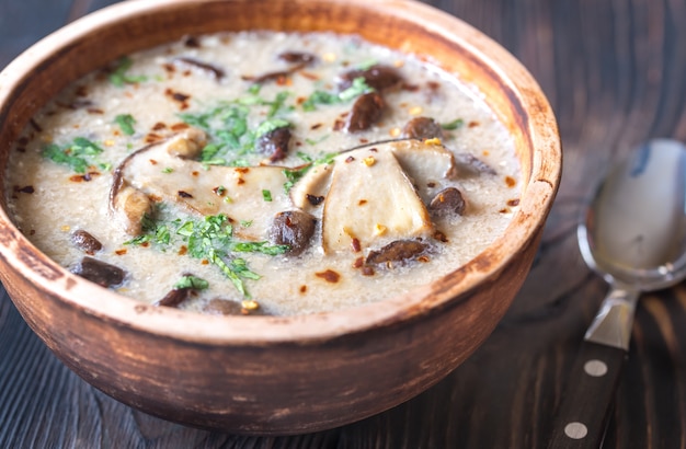 Porción de sopa cremosa de champiñones