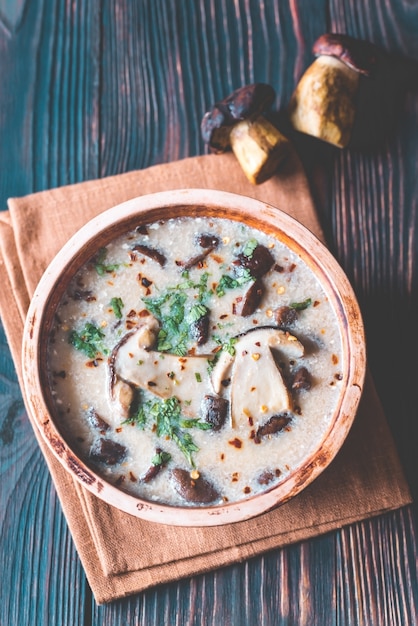 Porción de sopa cremosa de champiñones