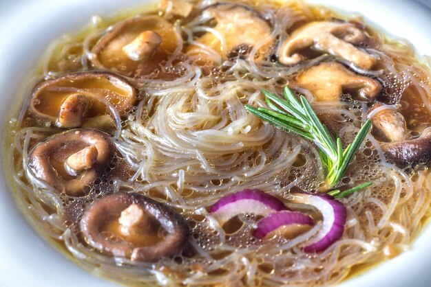 Porción de sopa de jengibre shiitake en la mesa de madera