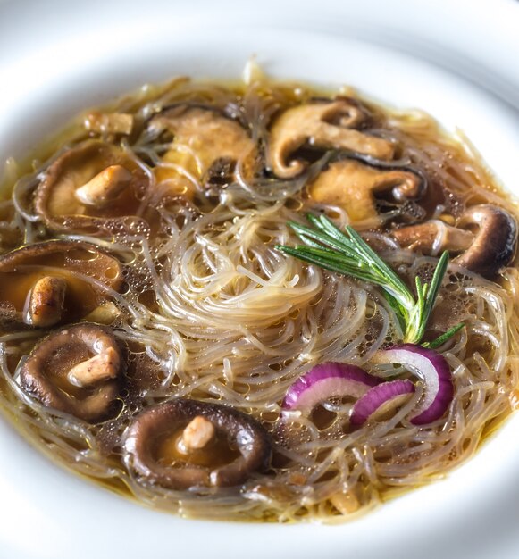 Porción de sopa de jengibre shiitake