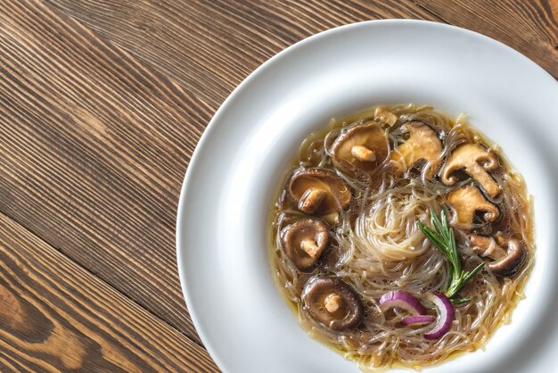 Porción de sopa de jengibre shiitake