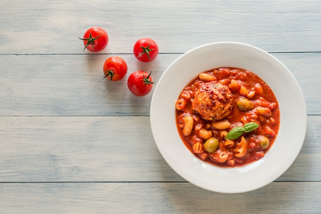 Porción de sopa minestrone con albóndigas