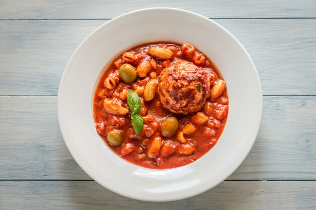 Porción de sopa minestrone con albóndigas