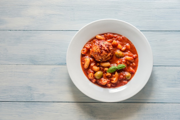 Porción de sopa minestrone con albóndigas