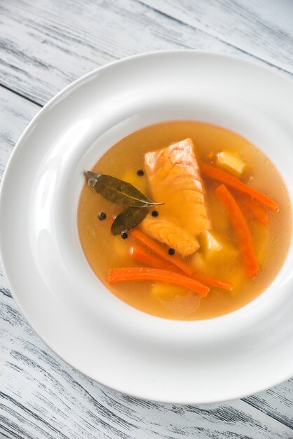 Porción de sopa de salmón