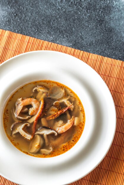 Porción de sopa thai tom yum