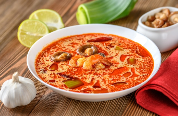 Porción de sopa Tom Yum