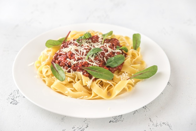 Porción de tagliatelle con salsa boloñesa