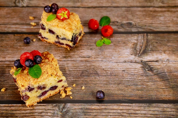 Porción de tarta de arándanos en superficie de madera