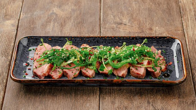 Porción de tataki de pechuga al anochecer de aperitivo japonés