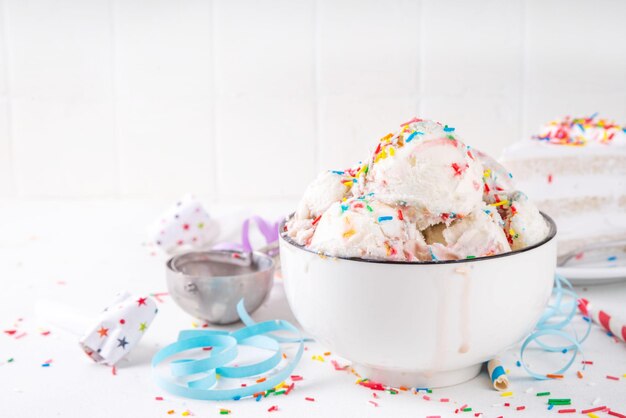 Porción de taza de pastel de cumpleaños sabor a helado