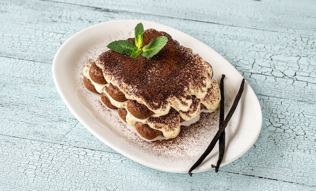 Porción de tiramisú en un plato blanco