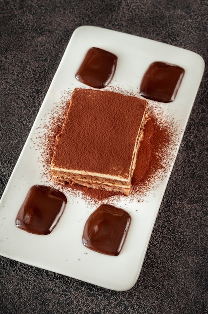 Porción de tiramisú - postre italiano aplanado