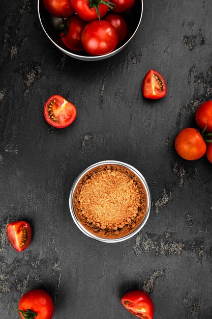 Porción de tomate en polvo de cerca el enfoque selectivo