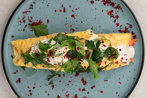 Foto porción de tortilla enrollada con salmón