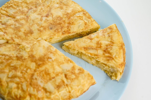 Porción de tortilla española con patatas huevo y cebolla