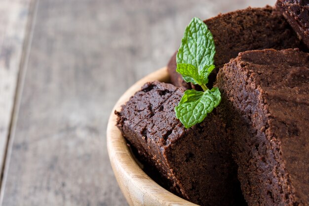 Porciones de brownie de chocolate en un tazón