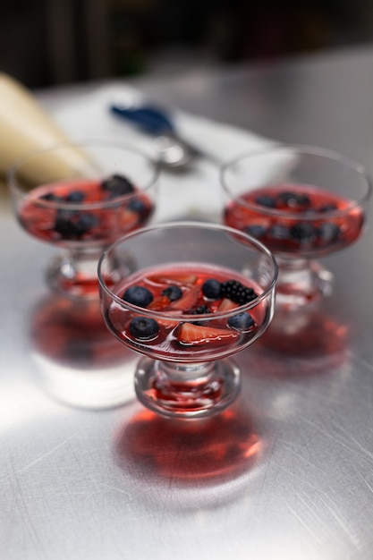 Foto porciones de gelatina de bayas en la cocina del pastelero