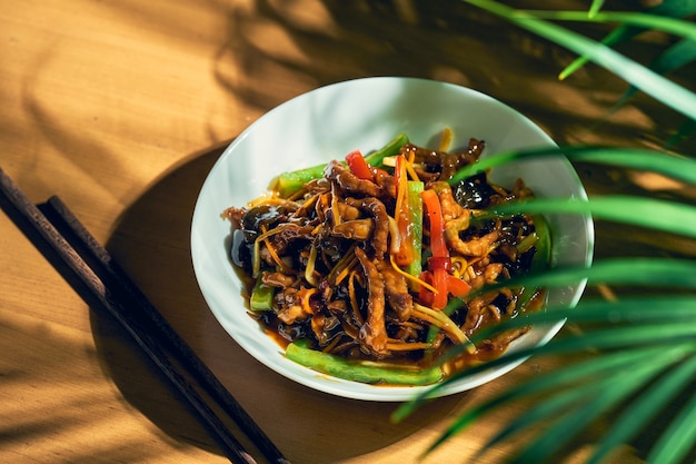 Porco agridoce com legumes wok em uma tigela branca. cozinha chinesa.