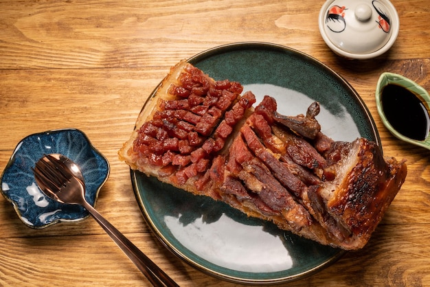 Porco assado grelhado com pele de porco crocante pronta para comer