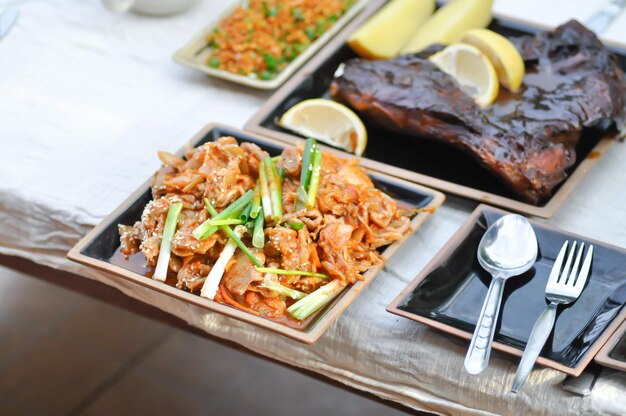 porco frito com repolho chinês e kim chi e churrasco ou porco grelhado