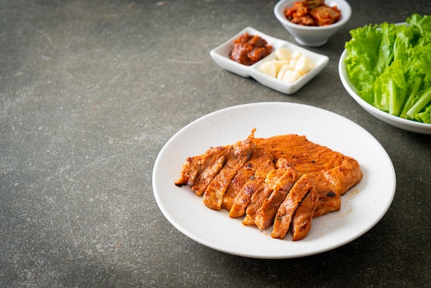 porco grelhado marinado molho Kochujang em estilo coreano com vegetais e kimchi - estilo de comida coreana