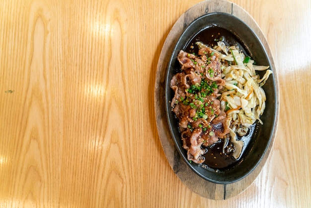 porco teriyaki na frigideira quente com repolho. Comida japonesa