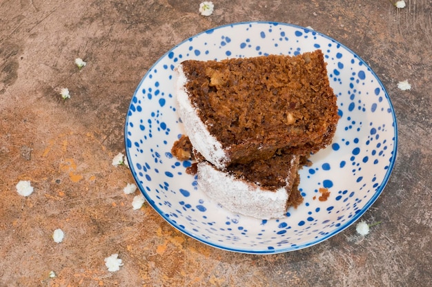 Porções de pão-de-ló de chocolate e avelã num prato salpicado de azul