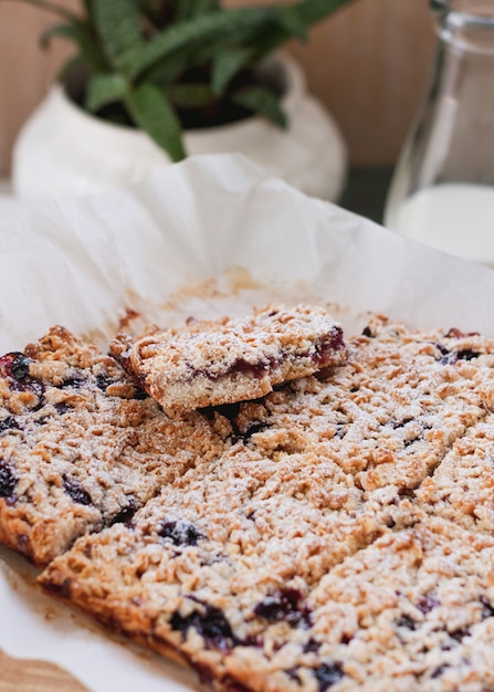 Foto porções de sobremesa crumble recheadas com geléia de frutas silvestres e polvilhadas com açúcar glacê