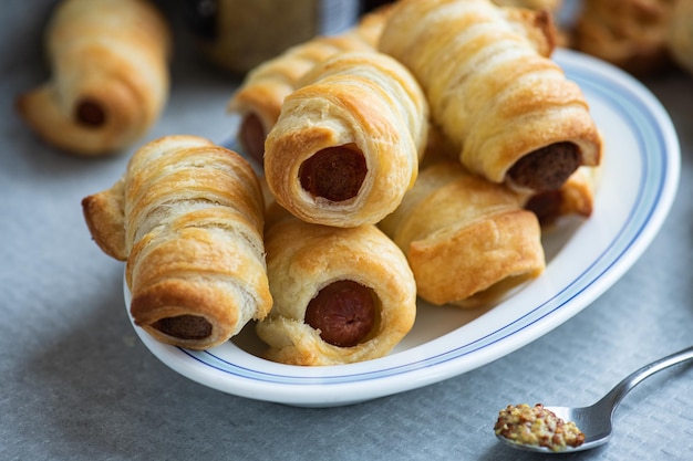 Porcos em um mini rolo de salsicha cobertor em um prato