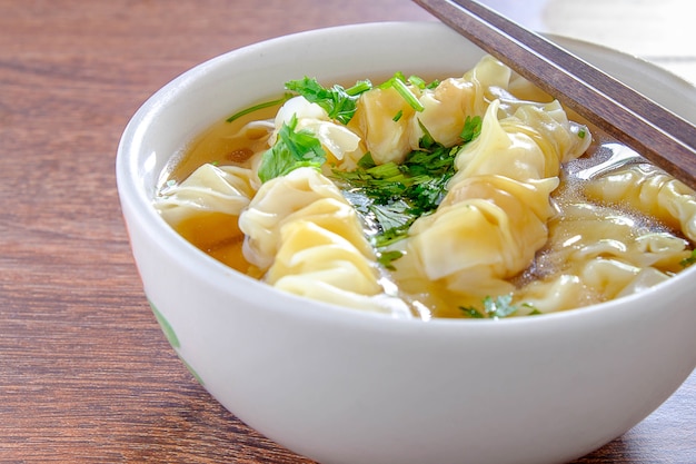 porkwonton e bolinho de massa na sopa clara