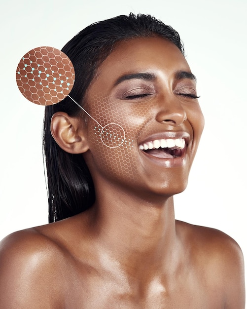 Poros felizes e uma mulher para avaliação de cuidados com a pele pesquisa de acne ou exame cosmético em um fundo branco sorriso e rosto de uma garota indiana com close-up de rugas ou processo de tratamento