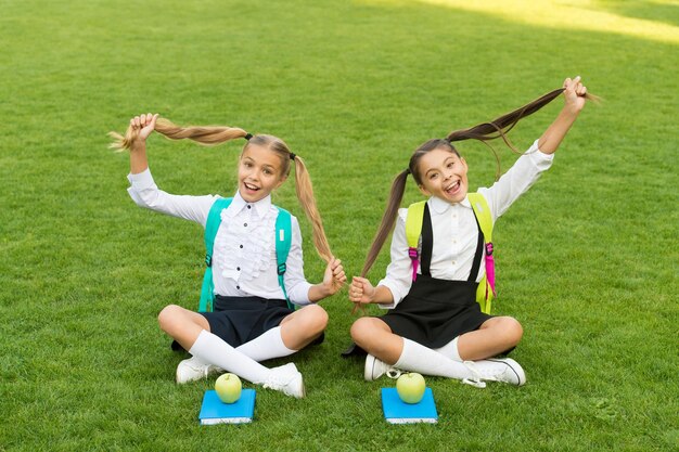 Porque nos obsesionamos con el cabello. Las niñas felices tienen el pelo largo. Peluquería. Mirada de belleza de los niños pequeños. Cuidado del cabello y peinado. Vacaciones de verano. Cabello sano de raíz a puntas.