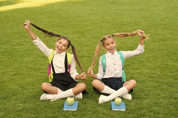 Porque somos obcecados com o cabelo meninas felizes têm cabelos longos salão de cabelos beleza olhar de crianças pequenas cuidados com o cabelo e penteado férias de verão cabelo saudável da raiz à ponta