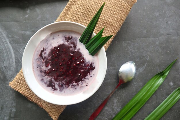 Foto porridge de arroz pegajoso negro en un cuenco bubur ketan hitam