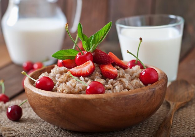 Porridge de avena con bayas en un tazón blanco