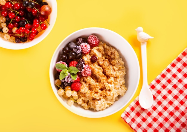 Foto porridge de avena y cereales con bayas frescas desayuno saludable