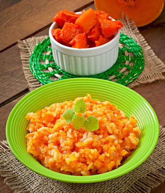 Porridge de calabaza en un cuenco blanco