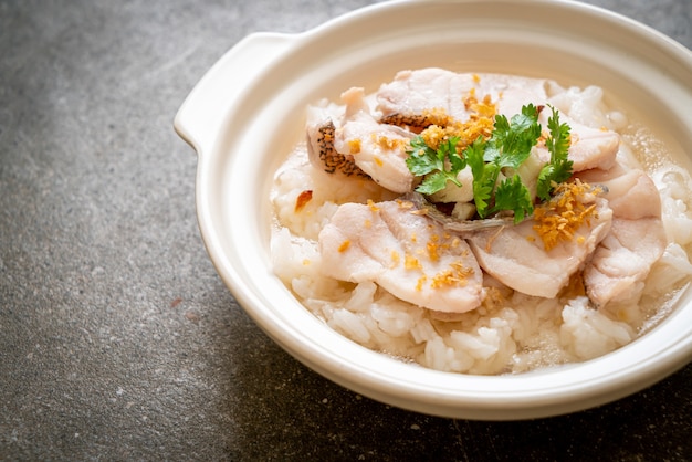 Porridge oder gekochte Reissuppe mit Fischschale